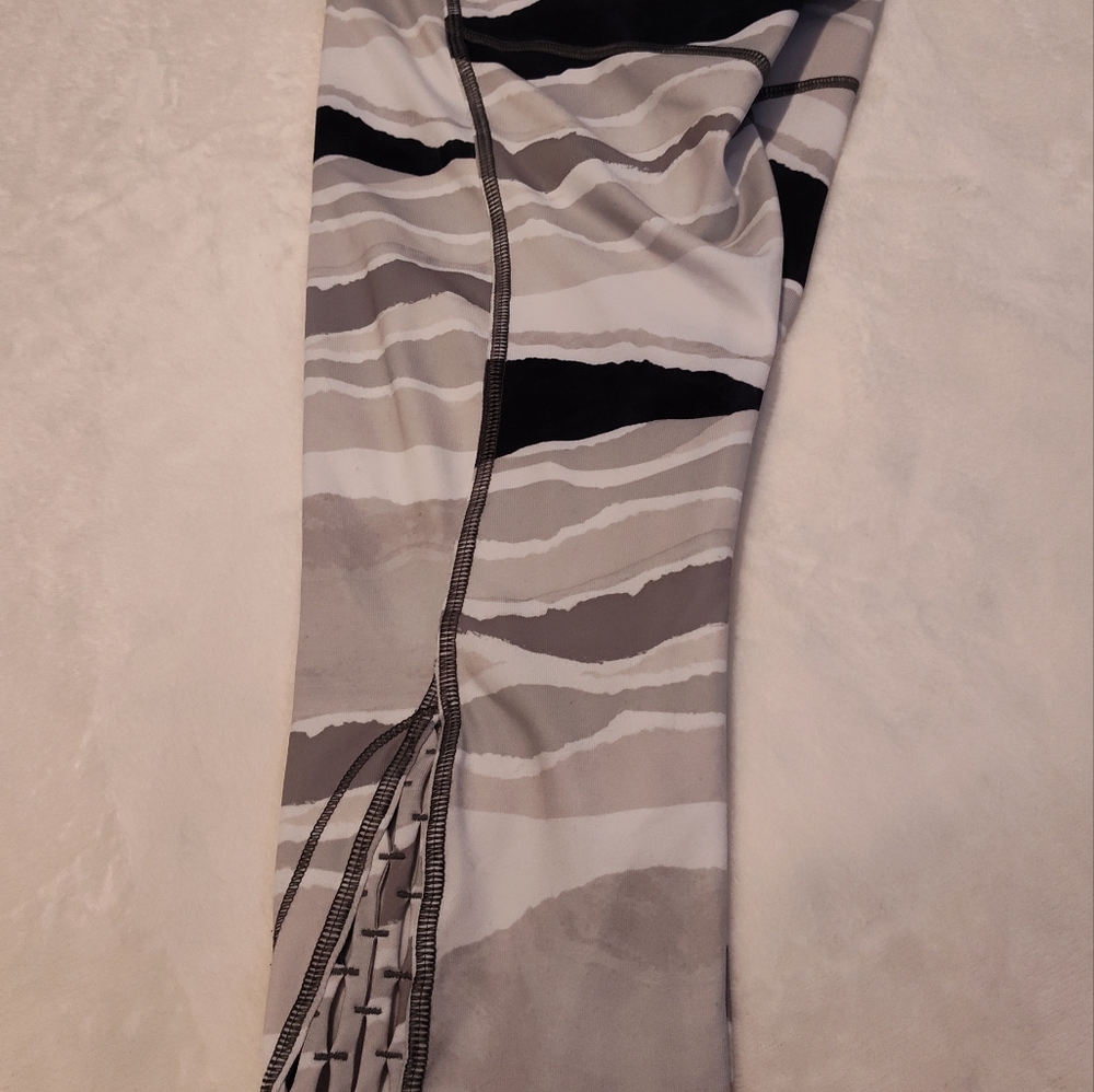 Lululemon Athletica Capri Leggings (NO SIZE TAG, SEE MEASUREMENTS) - Picture 3 of 12